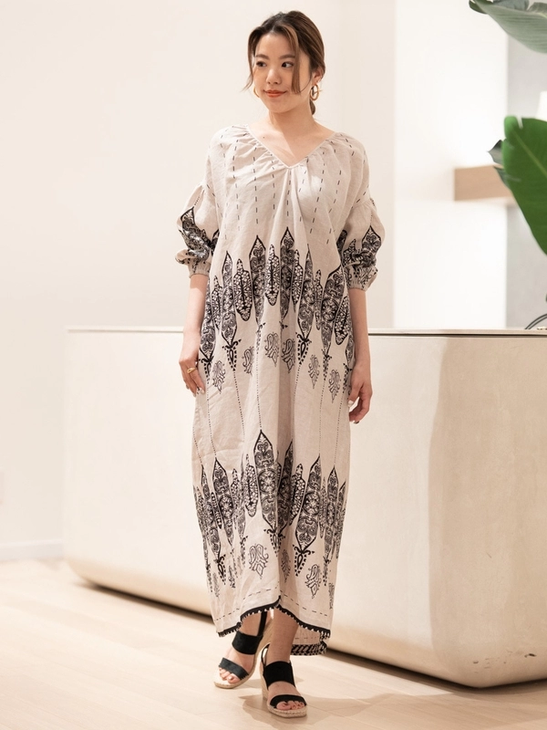 ブラウンカラーのリネンセットアップのスタイリング | BANANA