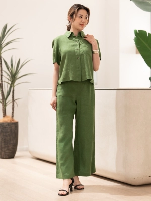 爽やかグリーンセットアップのスタイリング | BANANA REPUBLIC